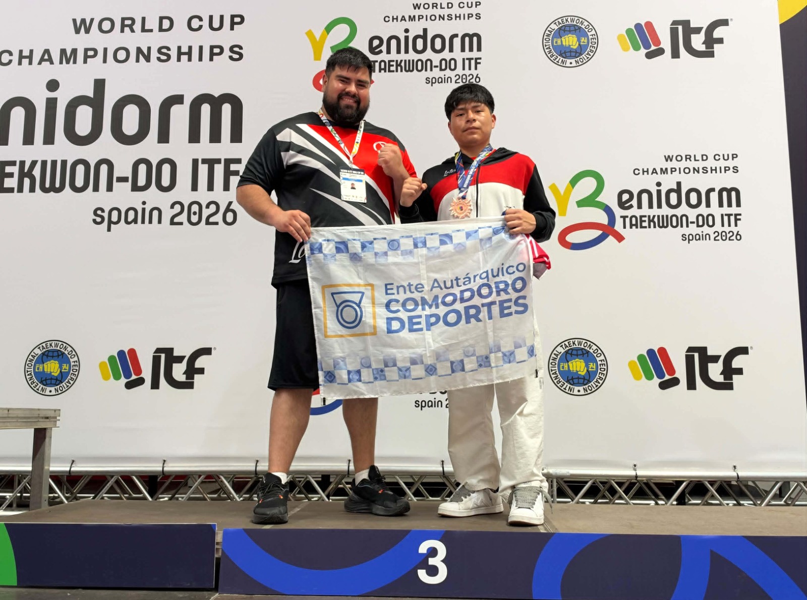 HISTÓRICO PODIO EN ESPAÑA PARA EL TAEKWONDISTA COMODORENSE DAYRON SUYON