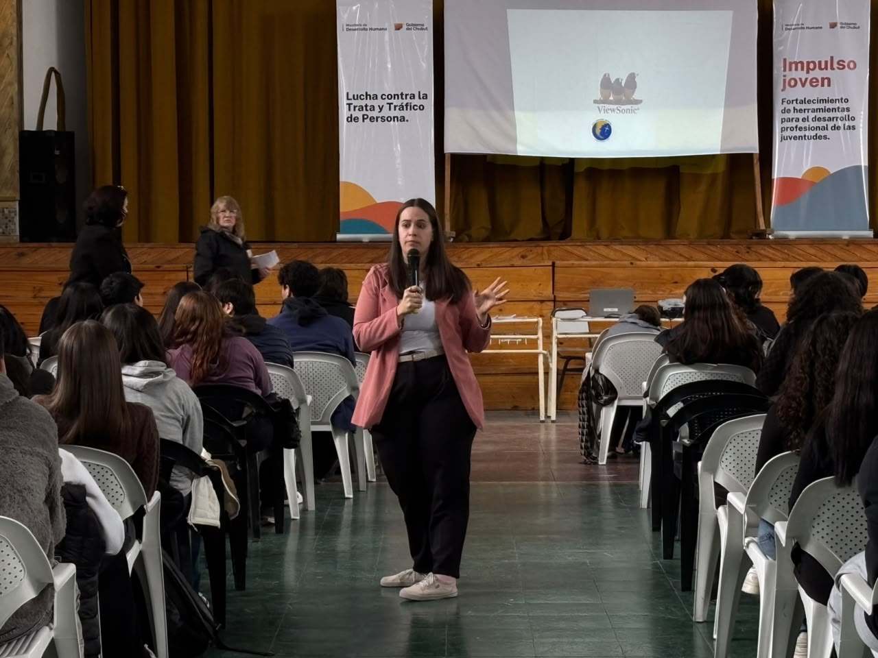 CAPACITAN A ESTUDIANTES SECUNDARIOS DE COMODORO EN PREVENCIÓN DE TRATA Y OFERTAS LABORALES ENGAÑOSAS